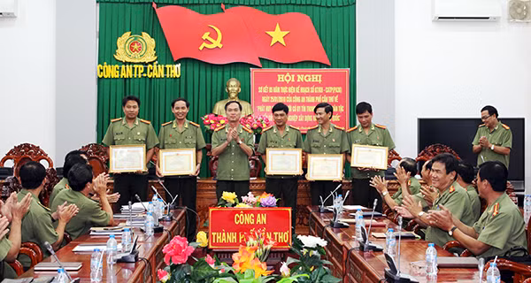 Trao giấy khen cho các cá nhân tập thể có thành tích xuất sắc.
