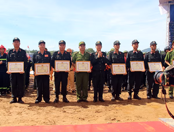 Đại tá Nguyễn Ngọc Thanh, Cục Trưởng Cục tham mưu tác chiến, Bộ Tư lệnh CSCĐ trao giấy khen cho các cá nhân.