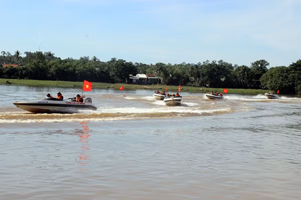 Lực lượng CSCĐ sử dụng phương tiện ca nô để cứu hộ, cứu nạn.