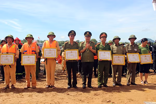 Đại tá Lê Quốc Hùng, Giám đốc Công an tỉnh Thừa Thiên- Huế trao giấy khen cho các đơn vị, cá nhân thuộc công an tỉnh.