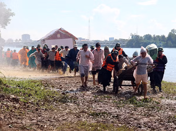 Di dân chạy bão.