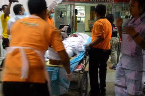 Nạn nhân được đưa vào bệnh viện cấp cứu ở tỉnh Narathiwat. Ảnh: Bangkok Post.