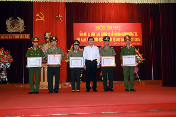 Đồng chí Nguyễn Chiến Thắng, Phó chủ tịch Ủy ban nhân dân tỉnh Yên Bái tặng Bằng khen cho các tập thể có thành tích xuất sắc trong phong trào quần chúng bảo vệ ANTQ.