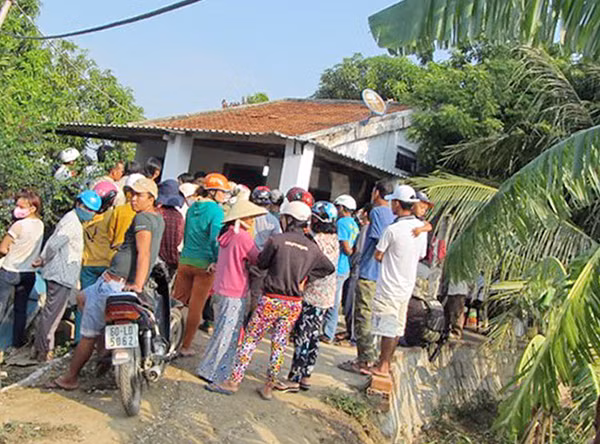 Nhiều người dân hiếu kỳ đến trước căn nhà xảy ra vụ trọng án.