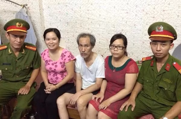 Hai cô con gái ông Nam hạnh phúc khi nhìn thấy bố.