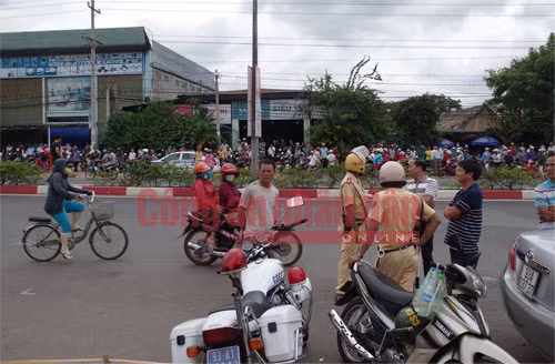 Lực lượng Cảnh sát giao thông giải tỏa ách tắc.