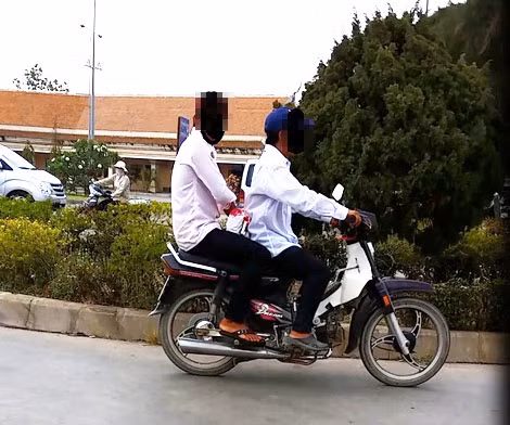 Hai “cái bang cơm gạo” nhóm Hai Thuận trên đường vào cửa khẩu. Hai “cái bang cơm gạo” nhóm Hai Thuận trên đường vào cửa khẩu.