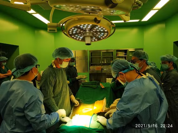 Các bác sĩ Bệnh viện Bà Rịa và Trung tâm Điều phối ghép tạng Bệnh viện Chợ Rẫy tiến hành phẫu thuật lấy tạng anh N.T.T.