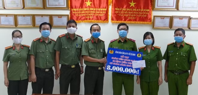 Công đoàn Công an TP Hồ Chí Minh tặng kinh phí hỗ trợ cho cán bộ có hoàn cảnh khó khăn ở Phòng Kỹ thuật hình sự.