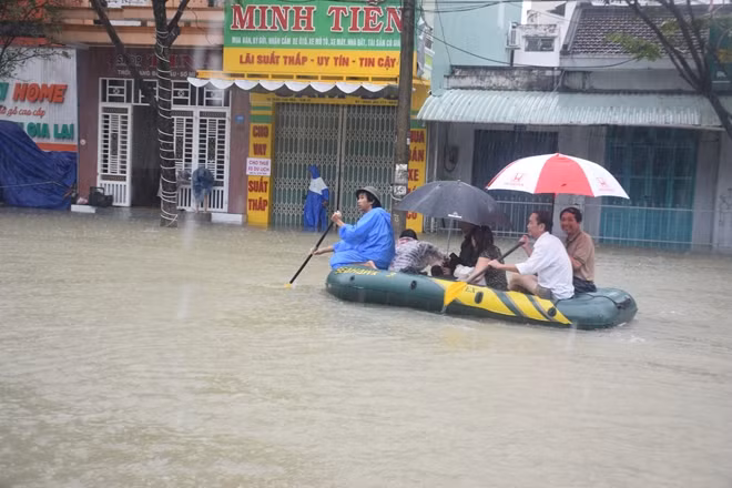 Người dân dùng phao di chuyển trên các tuyến đường ngập