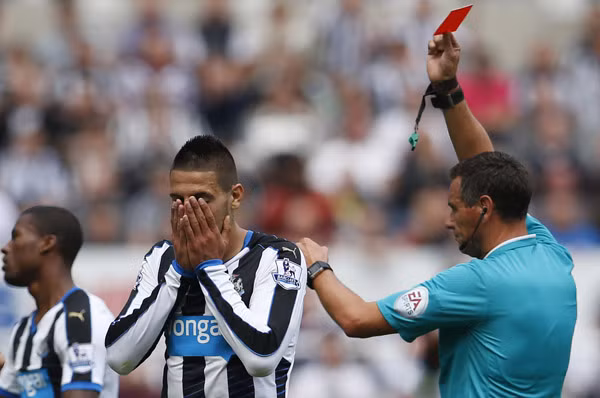 Chiếc thẻ đỏ của Mitrovic giúp Arsenal có lợi thế hơn người từ rất sớm. Ảnh: Reuters.