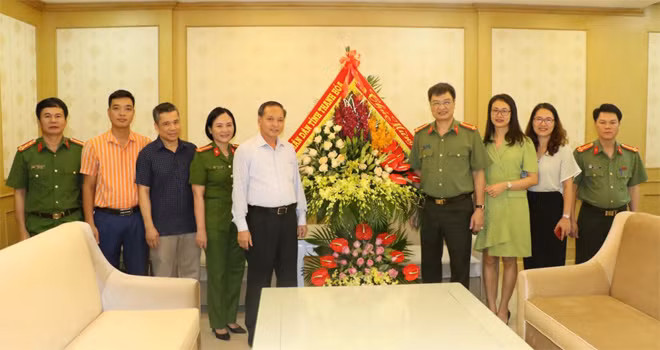 Đồng chí Nguyễn Đức Quyền, Phó chủ tịch thường trực UBND tỉnh tặng hoa chúc mừng Công an tỉnh Thanh Hóa. Đồng chí Nguyễn Đức Quyền, Phó chủ tịch thường trực UBND tỉnh tặng hoa chúc mừng Công an tỉnh Thanh Hóa.