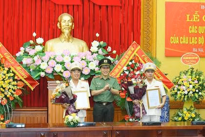 Thứ trưởng Lương Tam Quang trao Quyết định Chủ tịch CLB Bóng đá CAND cho Thiếu tướng Lê Vân và Quyết định Phó Chủ tịch CLB Bóng đá CAND cho Đại tá Phan Vũ Minh.