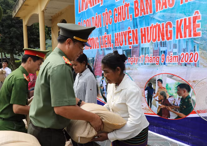 Lãnh đạo Công an tỉnh trao gạo tặng bà con. Lãnh đạo Công an tỉnh trao gạo tặng bà con.