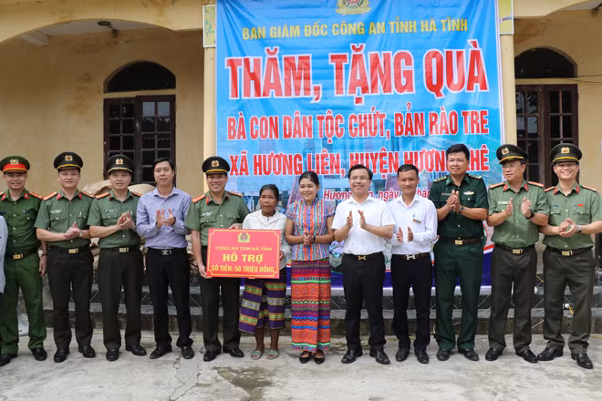 Các hộ dân bản Rào Tre vui mừng nhận gạo. Các hộ dân bản Rào Tre vui mừng nhận gạo.