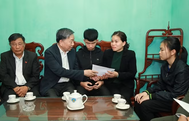 Bộ trưởng Tô Lâm thăm hỏi, động viên vợ và các con của Đại tá Nguyễn Huy Thịnh.
