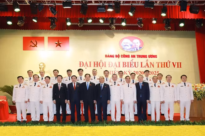 Thủ tướng Nguyễn Xuân Phúc với các đại biểu dự đại hội.