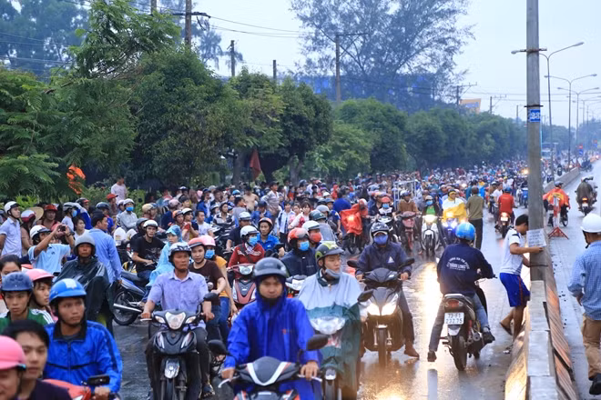 Giao thông trên tuyến đường tê liệt