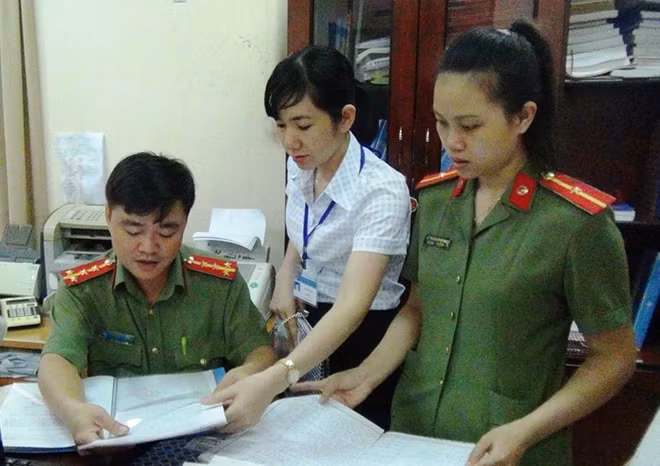 Đoàn tiến hành kiểm tra sổ giao, nhận văn bản, tài liệu mật đi và đến