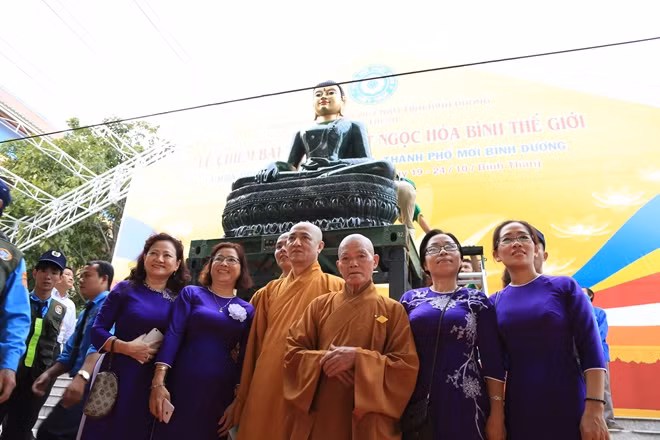Phật tử đến cung nghinh tượng Phật Ngọc