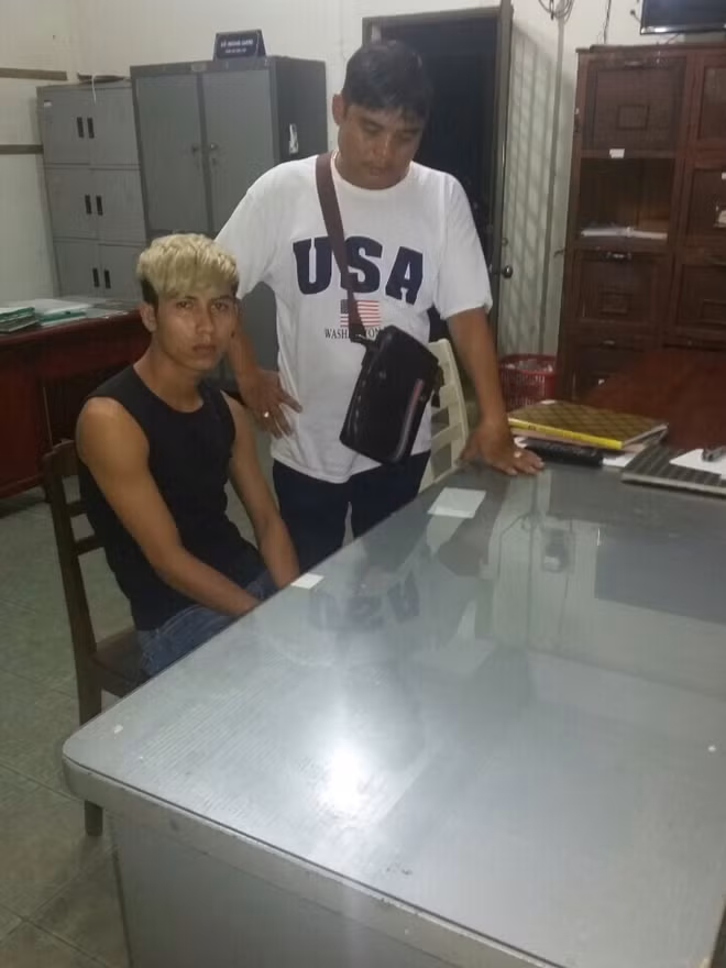 Đối tượng Thịnh (áo đen) bị bắt giữ