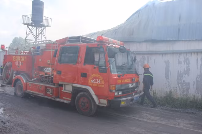 Xe chữa cháy chuyên dụng được điều động đến hiện trường