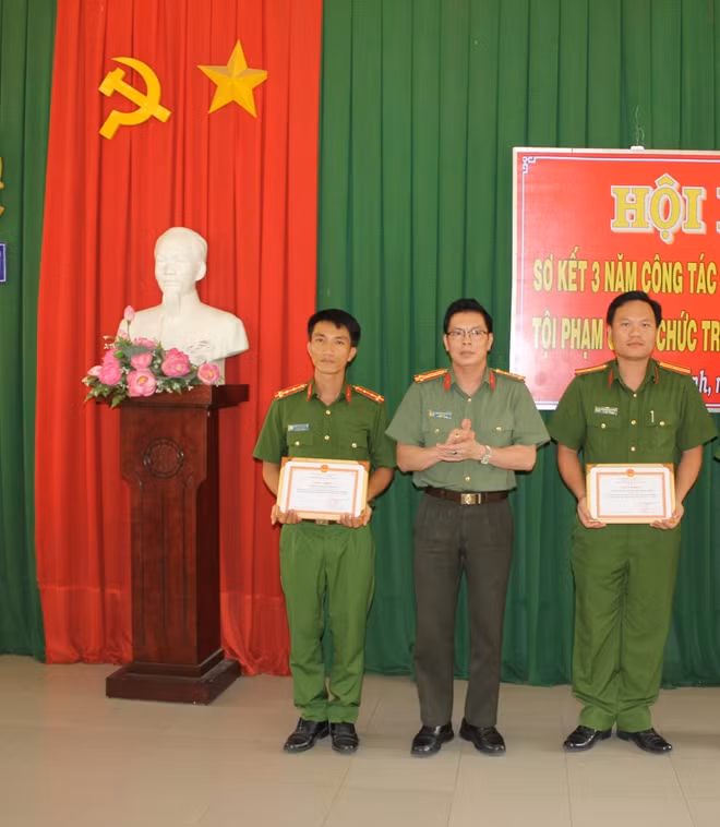 Đại tá Nguyễn Tri Phương, Giám đốc Công an tỉnh Tây Ninh trao tặng giấy khen cho các tập thể xuất sắc