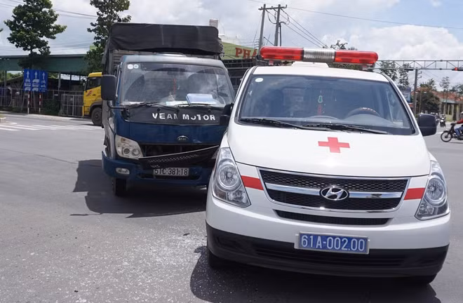 Xe tải đâm vào hông xe cứu thương