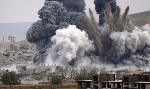 Quân đội Thổ Nhĩ Kỳ đã nã pháo suốt 3 giờ đồng hồ vào phía Bắc Aleppo, Syria. Ảnh: Reuters.