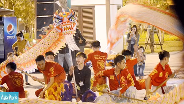 Không khí lễ hội ngập tràn Asia Park.