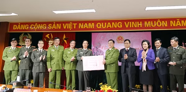 Thứ trưởng Thường trực Đặng Văn Hiếu cùng Đoàn công tác thăm, tặng quà động viên cán bộ Công an quận Hai Bà Trưng, Hà Nội trong ca trực.