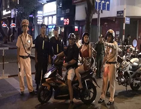 Lực lượng Cảnh sát tận tình hướng dẫn người đi đường.