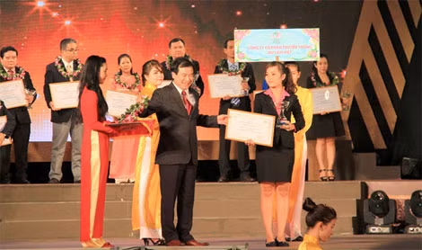 Công ty Du Lịch Việt đạt 3 giải thưởng trong lễ Tôn vinh Thương hiệu Du lịch TP HCM 2014.