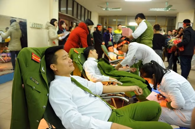 Hiến máu tình nguyện.