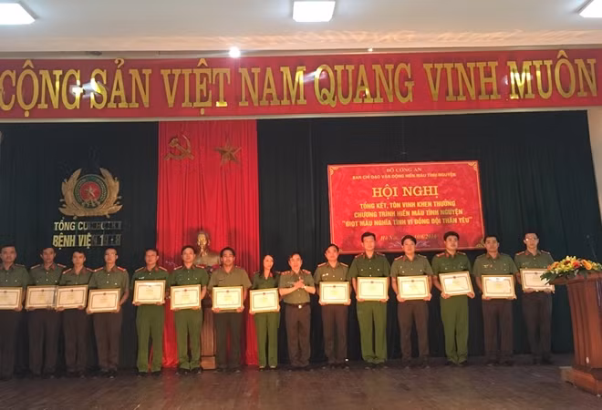 Các tập thể và cá nhân được Bộ Công an tặng Bằng khen vì thành tích hiến máu tình nguyện.
