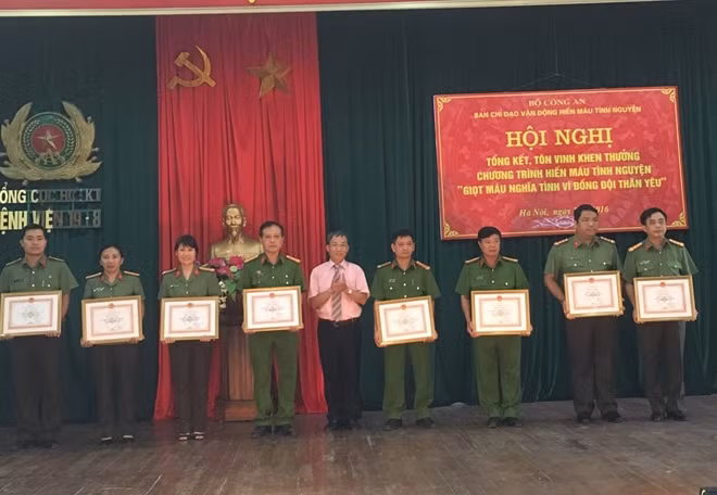 Các tập thể và cá nhân được Trung ương Hội Chữ thập đỏ VN tặng Bằng khen vì thành tích hiến máu tình nguyện.