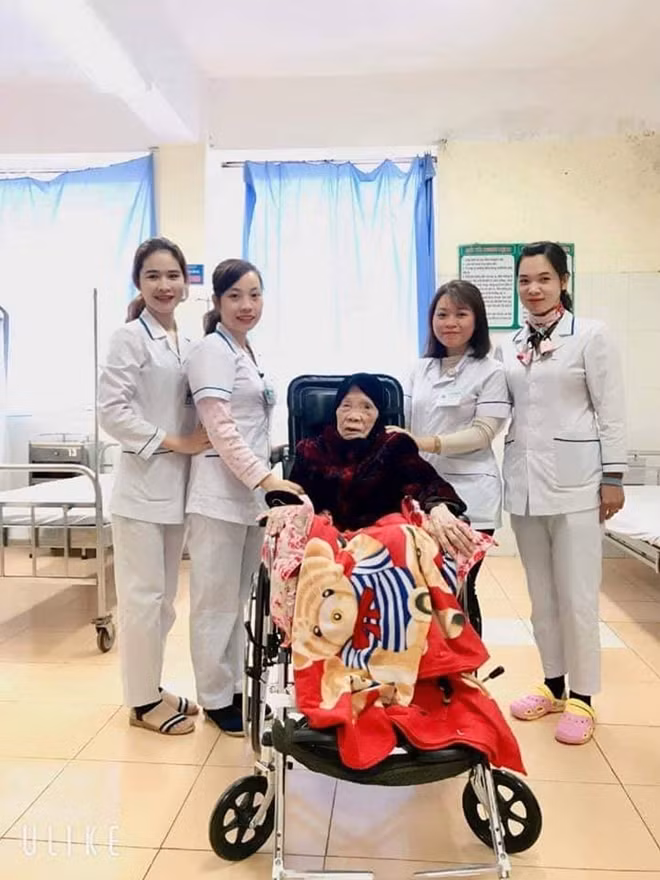 Bệnh nhân chia tay nhân viên y tế để người nhà đón về nhà