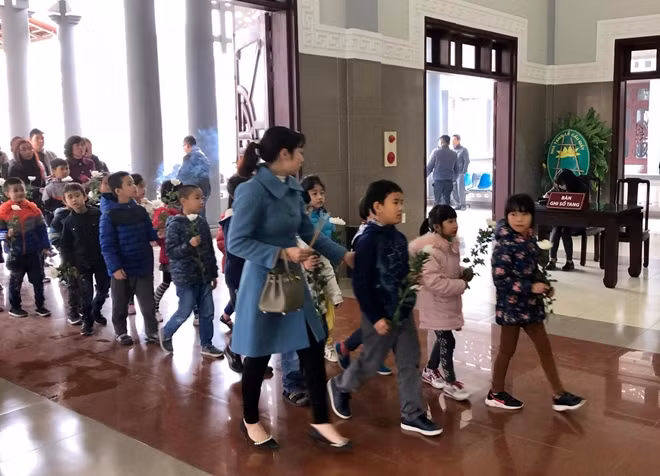 Cô giáo và các bạn trong lớp của Hải An đã đến chia tay em lần cuối. Những khuôn mặt xinh xắn thơ ngây mang theo những bó hoa cúc trắng đến viếng Hải An, vừa để tiếc thương nhưng cũng để tự hào vì người bạn nhỏ.
