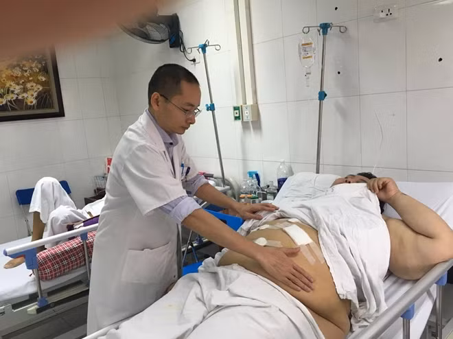 Ths. Bùi Thanh Phúc kiểm tra sức khỏe cho chị Vũ Thu P. (Từ Liêm, Hà Nội) nặng 150kg, vừa được phẫu thuật can thiệp vào đường tiêu hóa để giảm béo vào ngày 24-2.
