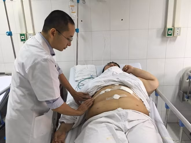 Kiểm tra vết mổ cho bệnh nhân