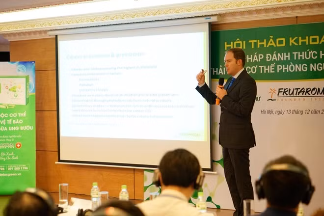 TS.BS Rudy Simons trình bày báo cáo về vai trò của thải độc cơ thế