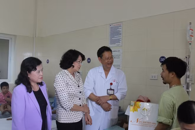 Phó Chủ tịch nước Đặng Thị Ngọc Thịnh thăm hỏi và tặng quà các bệnh nhi ung thư