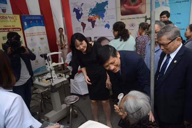 Thứ trưởng Y tế Nguyễn Thanh Long thăm hỏi người bệnh ĐTĐ