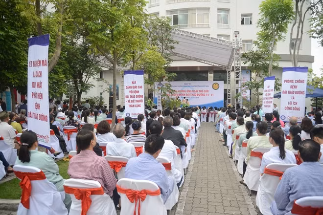 Nhiều người tham dự lễ mít tinh
