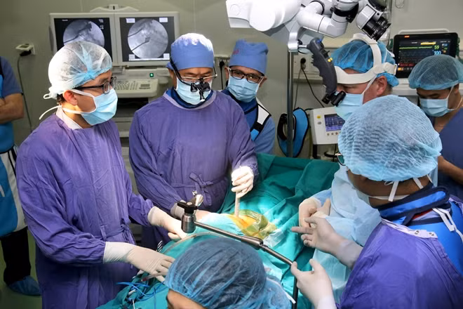 Ca phẫu thuật hàn xương liên thân đốt bằng đường bên ít xâm lấn đầu tiên ở VN