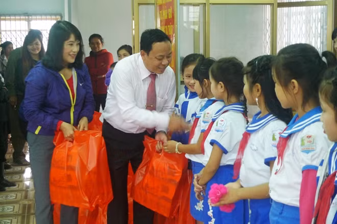 Tặng quà cho trẻ em nghèo