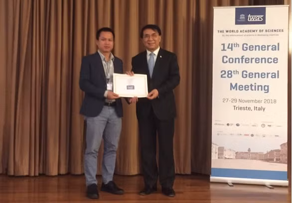 GS.VS Bai Chunlin - Chủ tịch Viện Hàn lâm Khoa học thế giới trao giấy chứng nhận nhiệm kỳ 2018 -2022 cho TS. Nguyễn Thiên Tạo