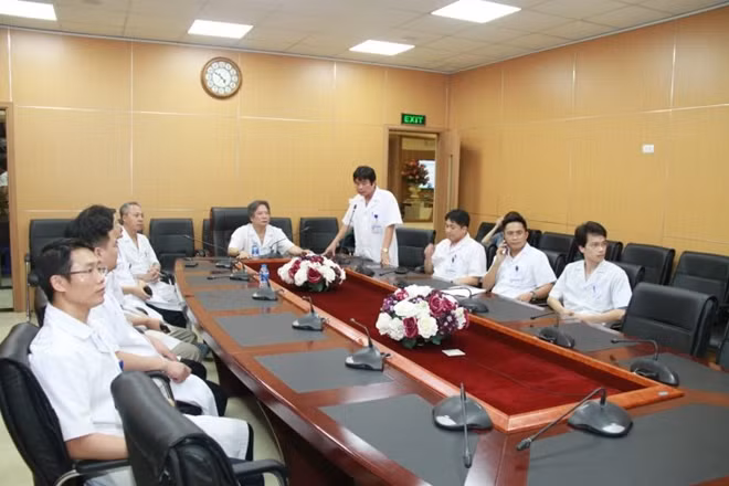Các chuyên gia của Bệnh viện Việt Đức chỉ đạo ca phẫu thuật trực tuyến tai Hà Nội