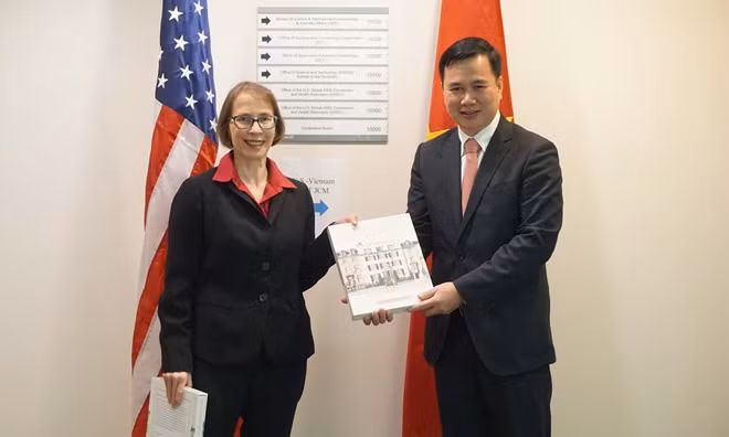 Hai Trưởng đoàn JCM trao quà lưu niệm