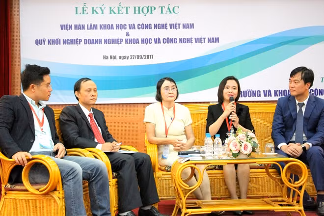 Các nhà khoa học và nhà đầu tư trao đổi hợp tác